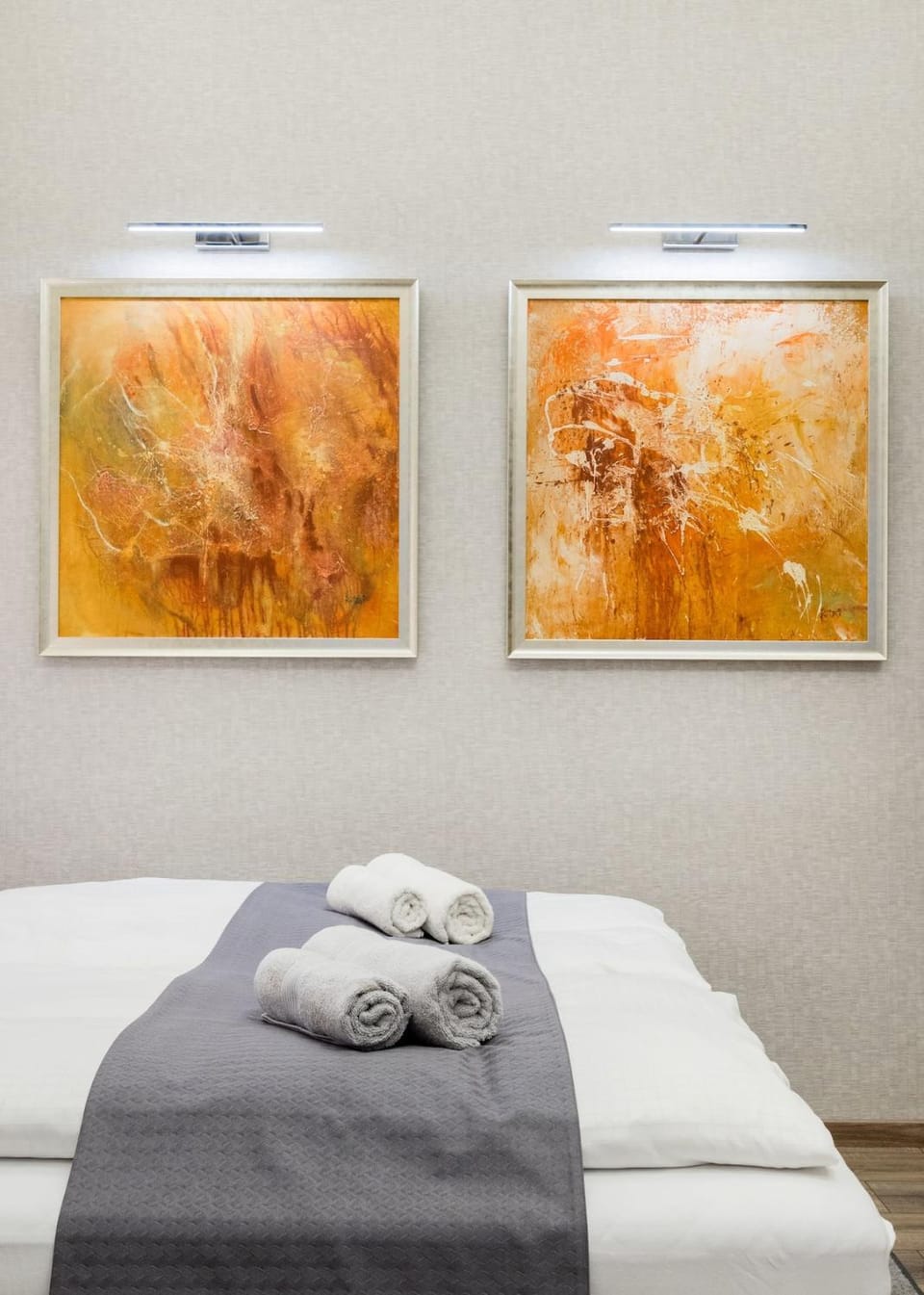 Bed, Photo of the whole room, Decorative detail, Bedroom, towels