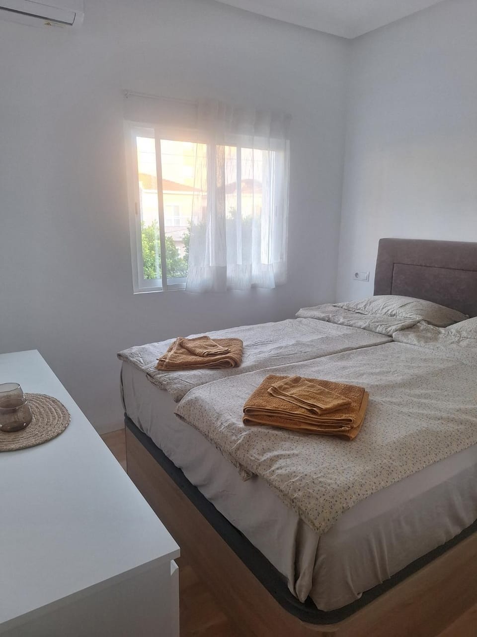 Bed, Photo of the whole room, Bedroom, air conditioner