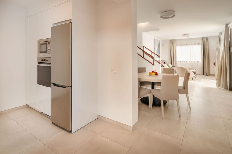 Kitchen or kitchenette, Living room, Seating area, Dining area, oven