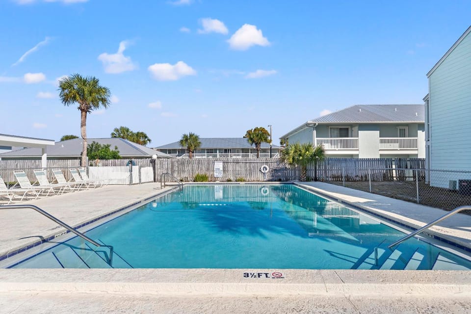 Day, Pool view, Swimming pool, sunbed