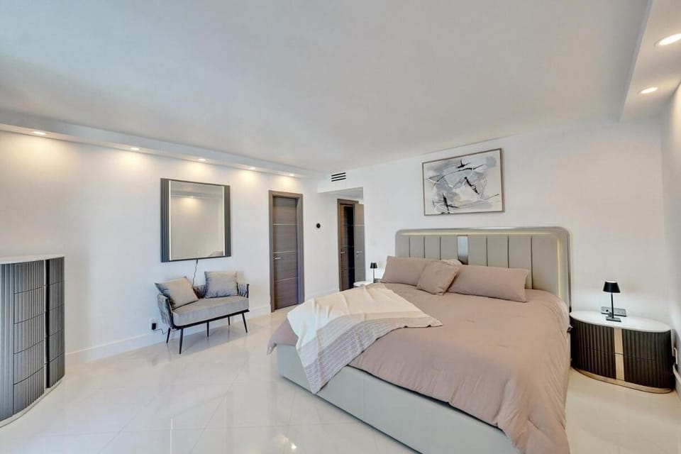 Luxury Oceanfront 3 Bedroom condo on the beach 16 Floor Apartment in Hollywood Beach
