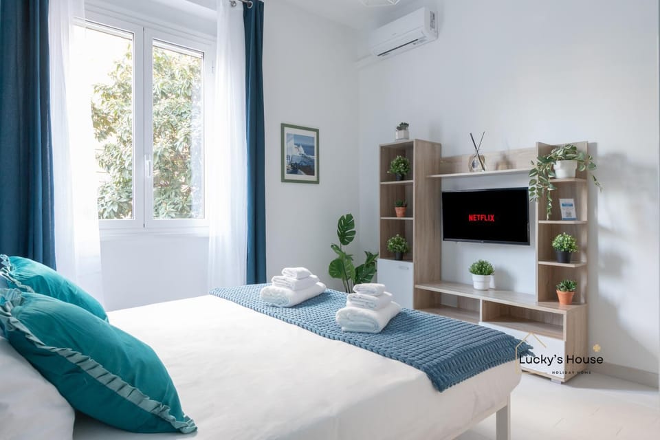 Bed, TV and multimedia, Photo of the whole room, Evening entertainment, Bedroom, air conditioner