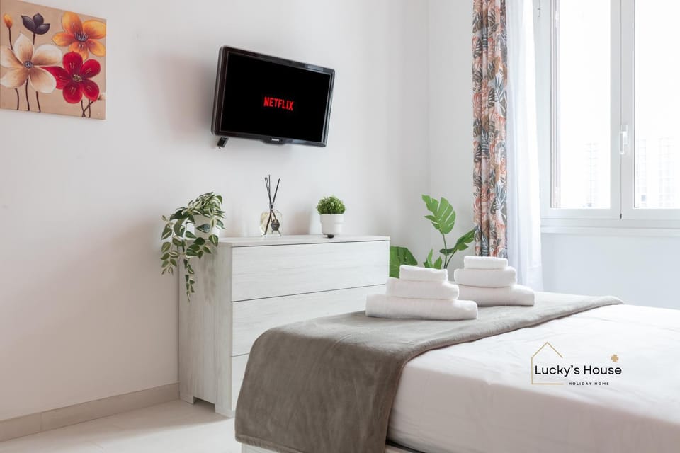 Bed, TV and multimedia, Photo of the whole room, Bedroom, towels