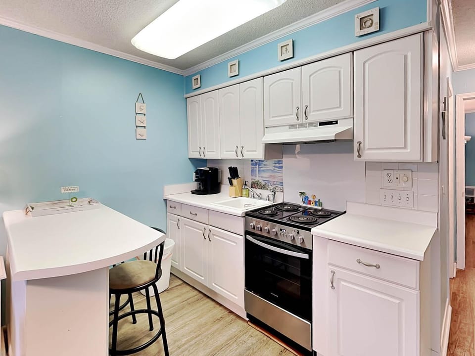 Coffee/tea facilities, Kitchen or kitchenette, oven, stove, kitchen