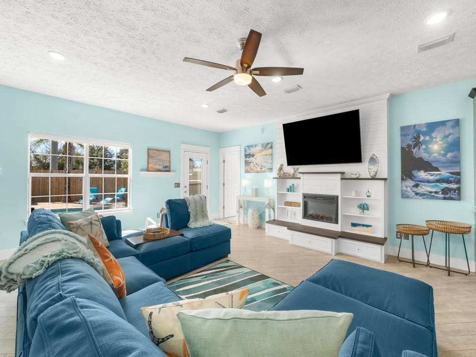 TV and multimedia, Living room, Seating area, fireplace, furniture