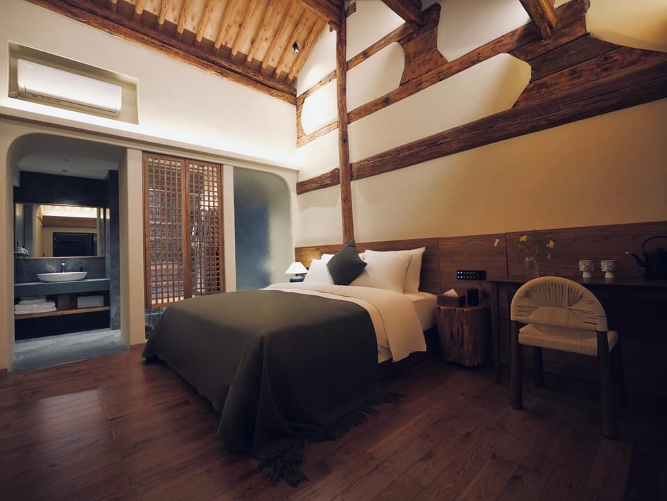 Bed, Photo of the whole room, Seating area, Bedroom