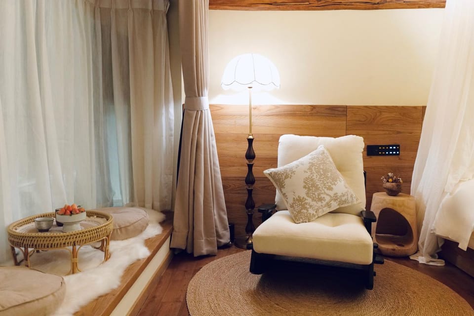 Bed, Photo of the whole room, Seating area, Bedroom