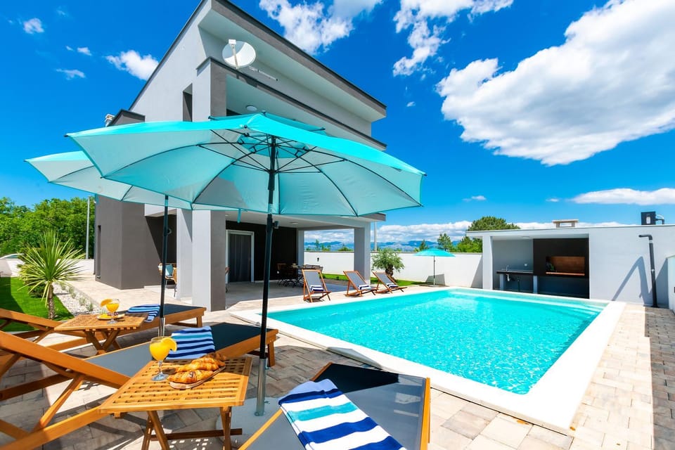 Swimming pool, sunbed