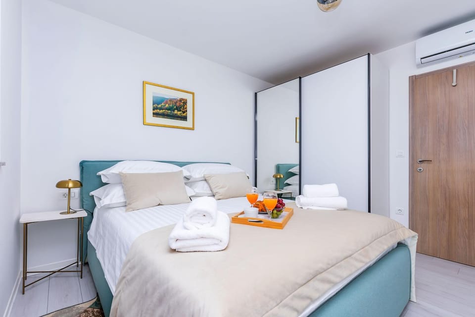 Bed, Bedroom, towels