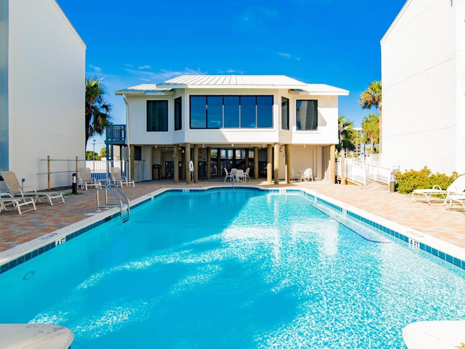 Property building, Garden, Balcony/Terrace, Pool view, Swimming pool