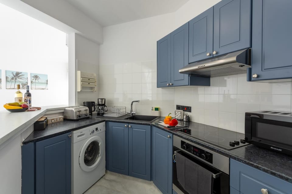 Coffee/tea facilities, Kitchen or kitchenette, stove, toaster, washing machine