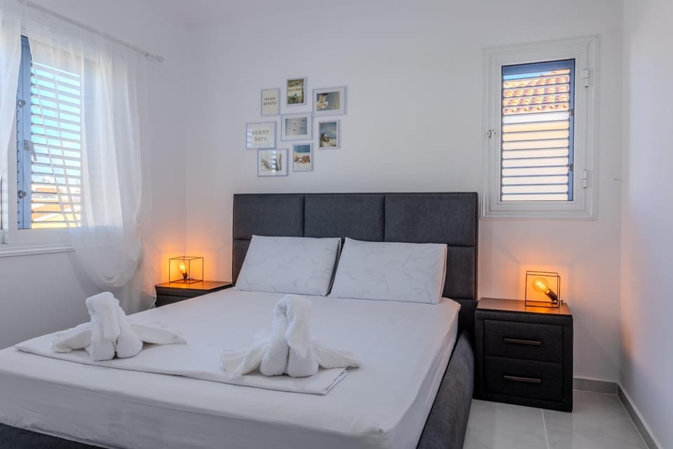 Bed, Bedroom, towels
