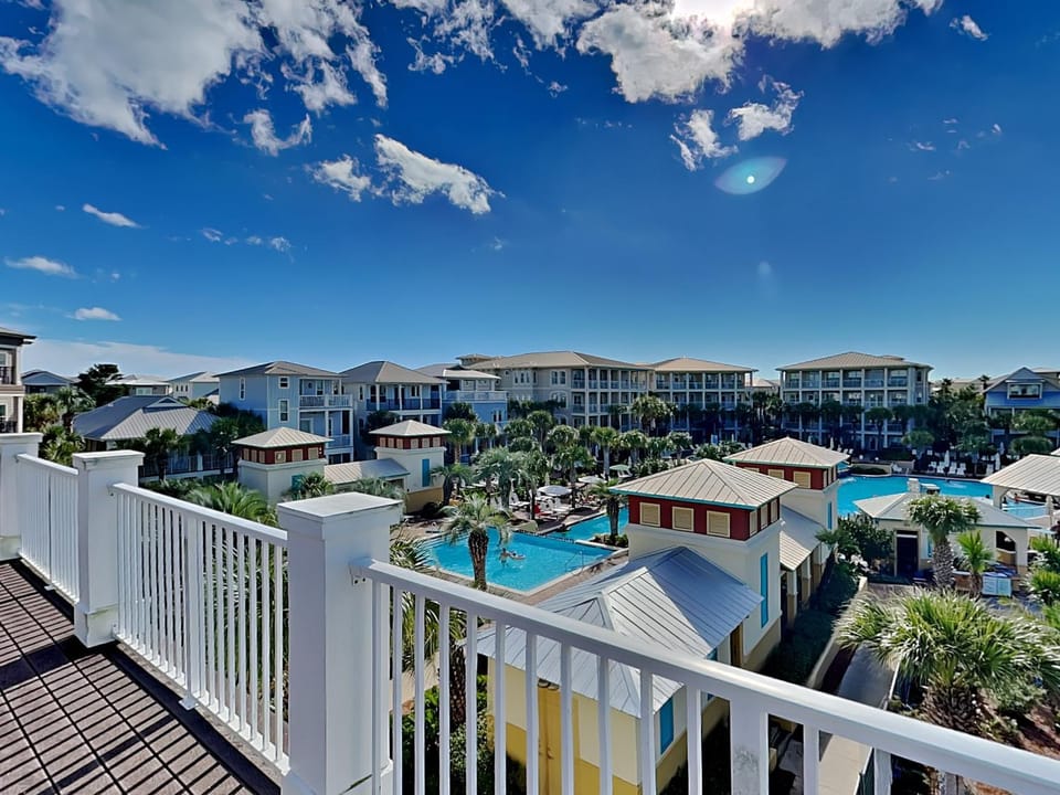 Property building, Natural landscape, Bird's eye view, Garden, Balcony/Terrace, Pool view, Swimming pool