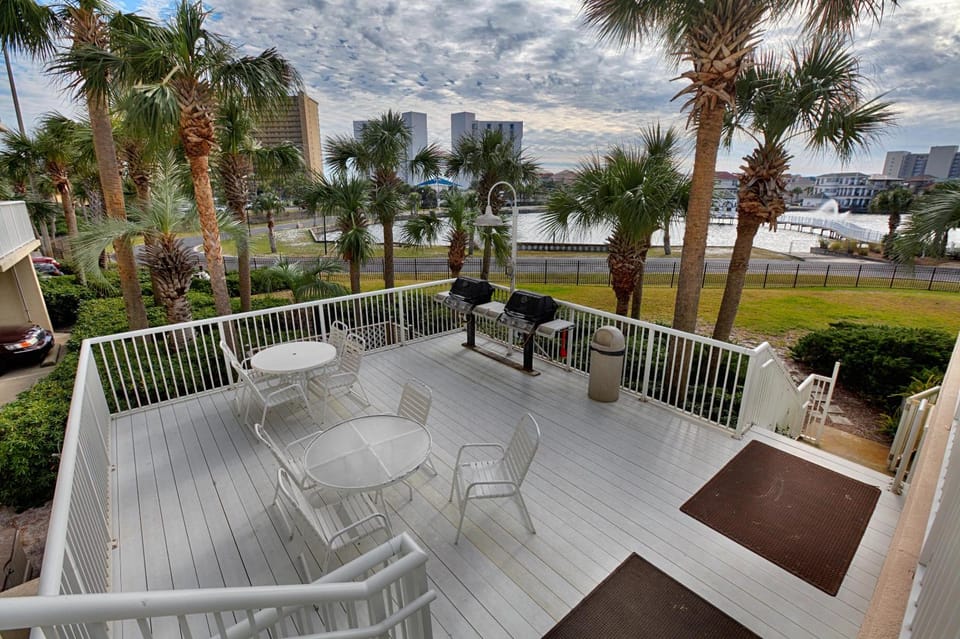 Natural landscape, BBQ facilities, View (from property/room), Balcony/Terrace, Seating area, Lake view, Sea view, Area and facilities