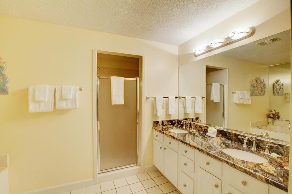 Shower, Toilet, Staff, Staff, People, People, People, Bathroom, Photo of the whole room, Decorative detail, Guests, Guests, Guests, children, children, children, young children, young children, young children, older children, older children, older children, group of guests, group of guests, group of guests, Family, Family, Family