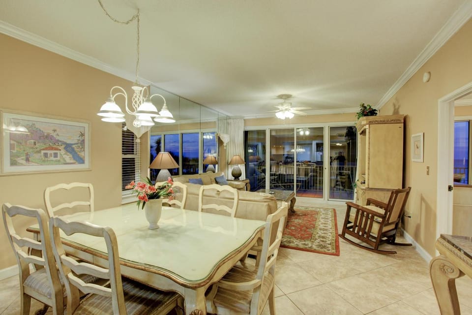 Staff, People, People, TV and multimedia, Balcony/Terrace, Living room, Photo of the whole room, Decorative detail, Seating area, Dining area, Guests, Guests, children, children, young children, young children, older children, older children, group of guests, group of guests, Family, Family