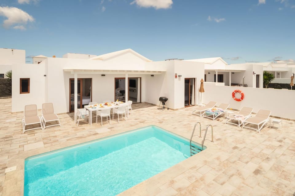 Property building, Swimming pool, sunbed