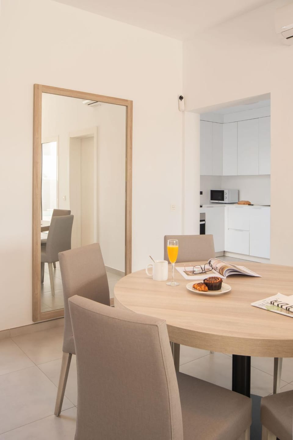 Kitchen or kitchenette, Seating area, Dining area