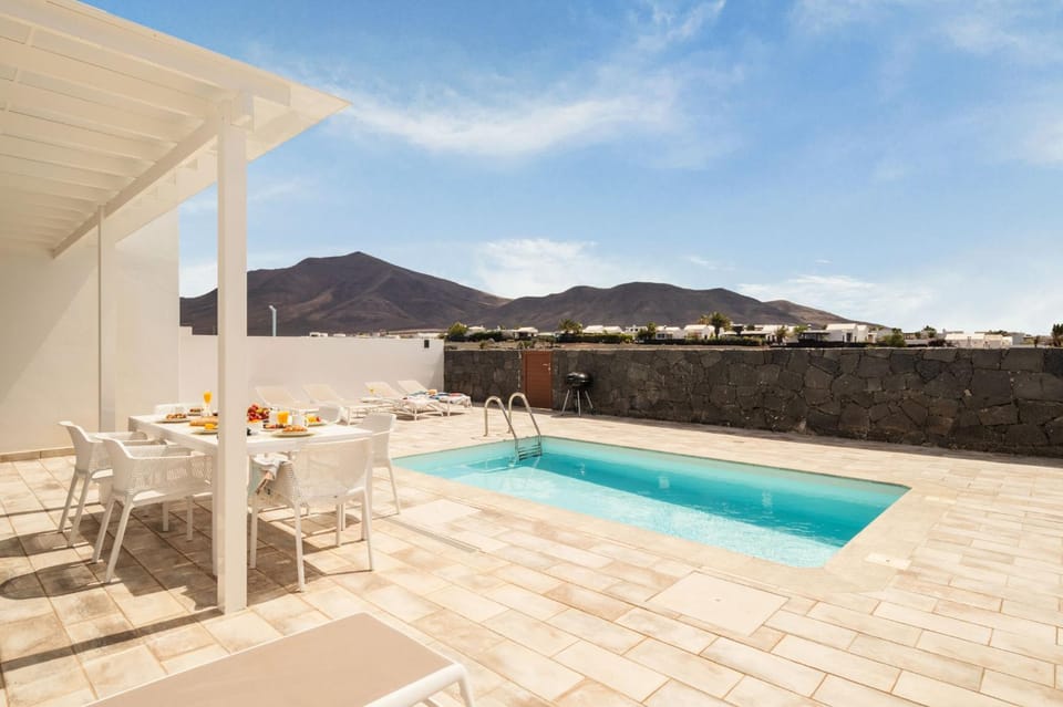 Patio, Day, Natural landscape, View (from property/room), Balcony/Terrace, Mountain view, Pool view, Swimming pool, sunbed