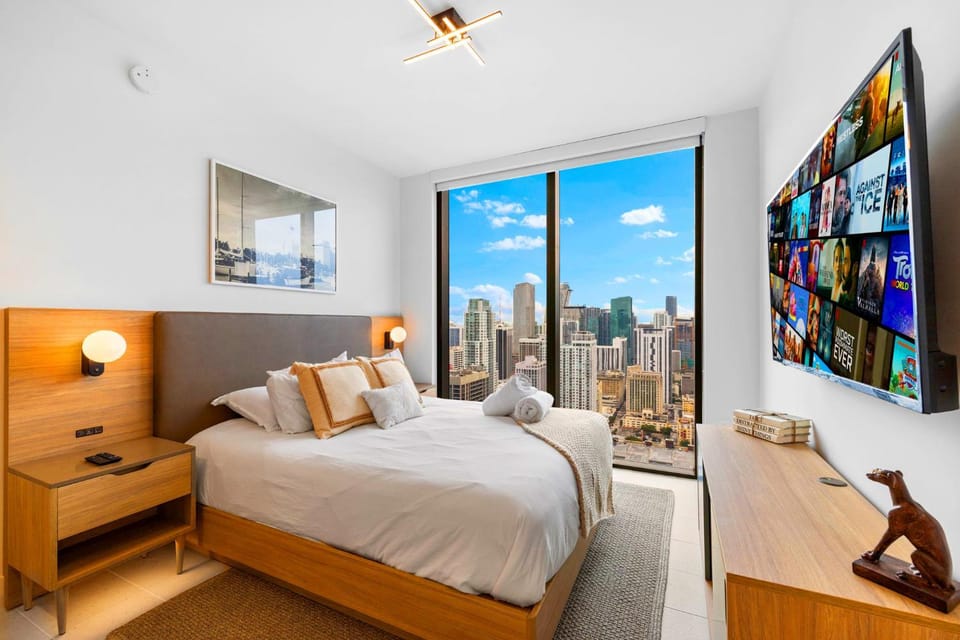 Bed, TV and multimedia, Bedroom, City view