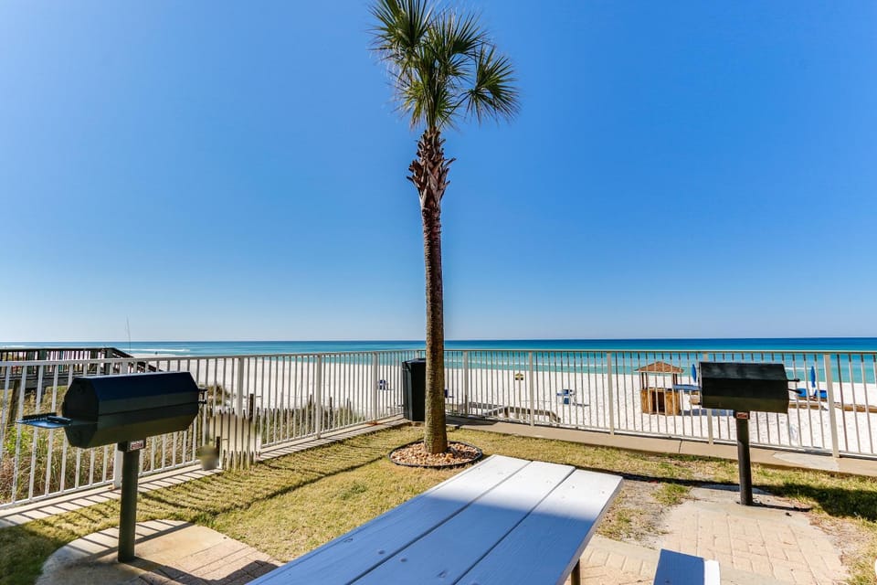 Natural landscape, BBQ facilities, View (from property/room), Balcony/Terrace, Beach, Sea view, Area and facilities
