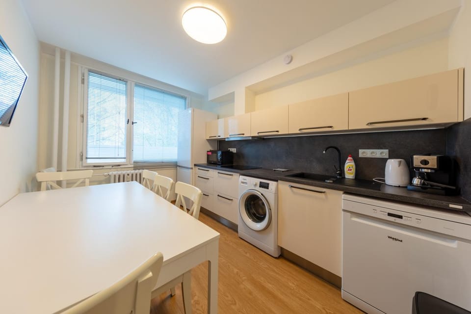 Kitchen or kitchenette, Seating area, washing machine
