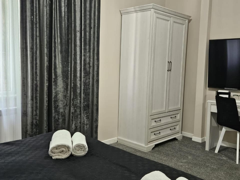 Bed, TV and multimedia, Photo of the whole room, Bedroom