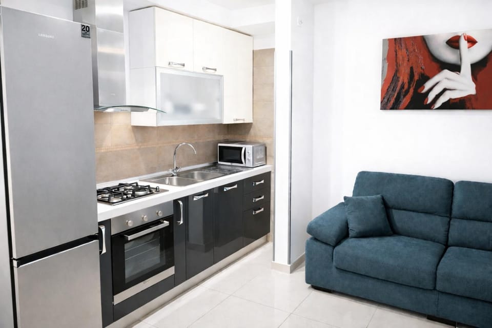 Kitchen or kitchenette, Living room, Seating area, Dining area, minibar, oven, stove