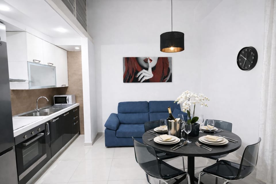 Kitchen or kitchenette, Living room, Seating area, Dining area, minibar