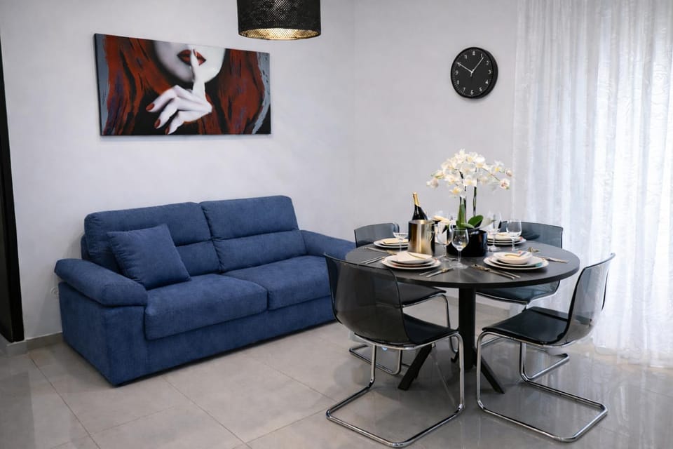 Living room, Food and drinks, Seating area, Dining area, Drinks