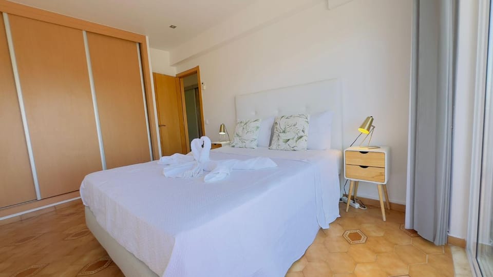 Bed, Bedroom, towels, wardrobe