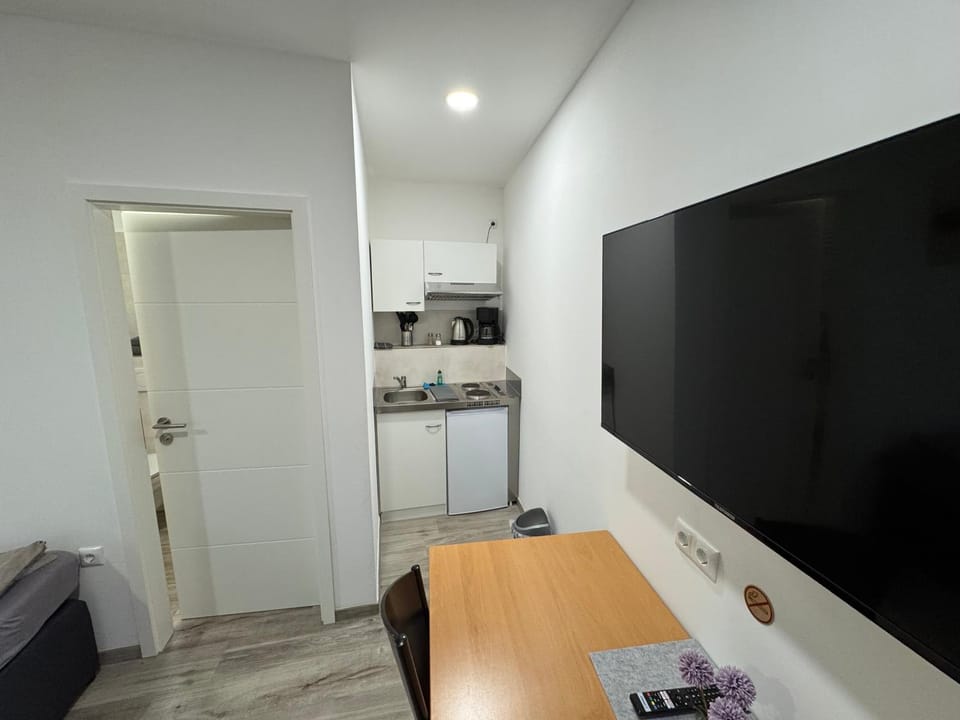 TV and multimedia, Kitchen or kitchenette, Dining area, stove