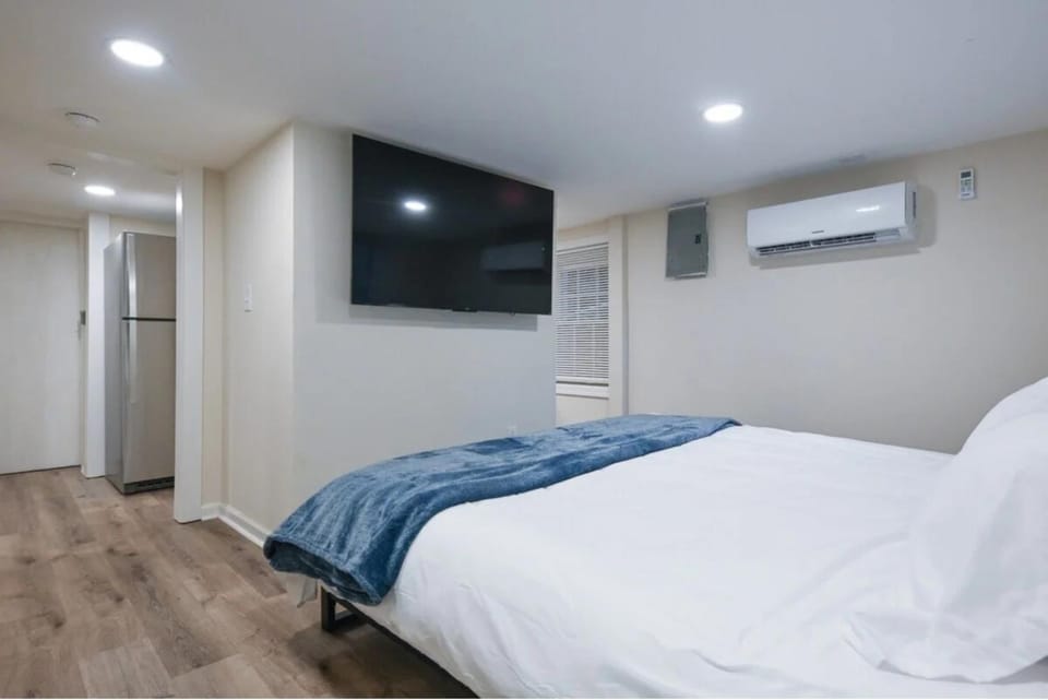 Bed, TV and multimedia, Bedroom