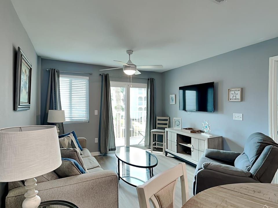 TV and multimedia, Balcony/Terrace, Living room, Seating area, furniture