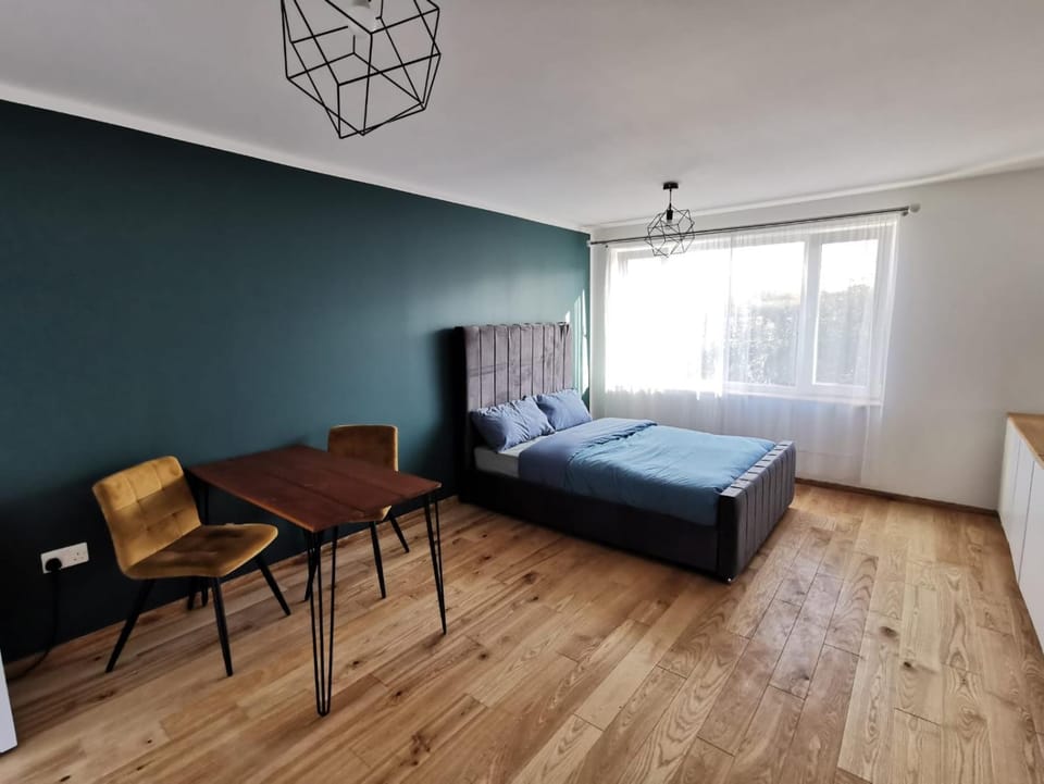 Spacious En-Suite Rooms & Off-Suite Rooms Near Hospital and Shops Apartment in England