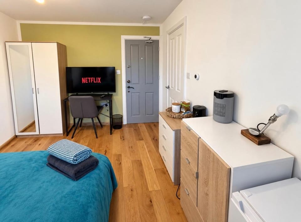 Spacious En-Suite Rooms & Off-Suite Rooms Near Hospital and Shops Apartment in England