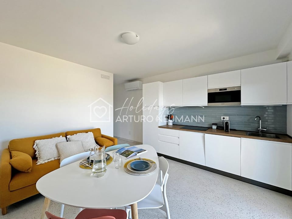 Kitchen or kitchenette, Living room, Seating area, Dining area, stove