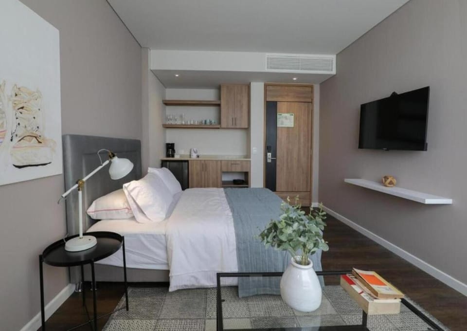 Bed, TV and multimedia, Living room, Photo of the whole room, Seating area, Bedroom, wardrobe
