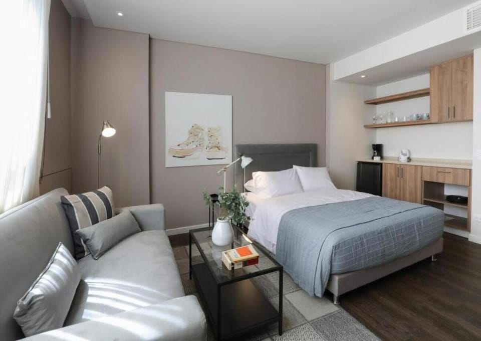 Bed, TV and multimedia, Living room, Photo of the whole room, Seating area, Bedroom, kitchen