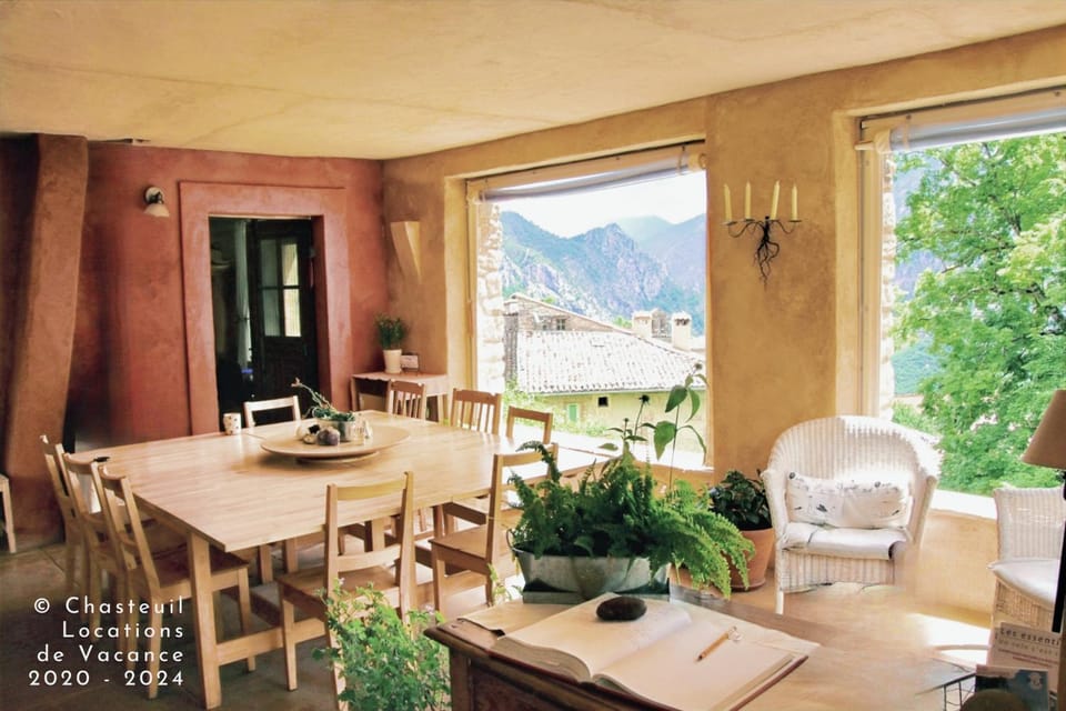 Natural landscape, Solarium, Living room, Seating area, Communal kitchen, Mountain view