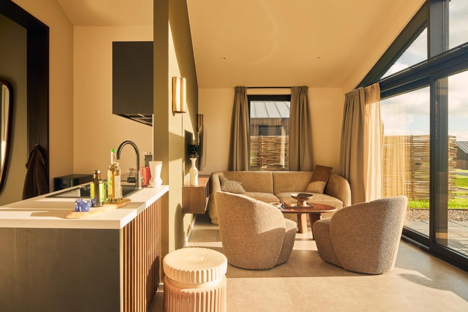 Kitchen or kitchenette, Living room, Seating area, Dining area