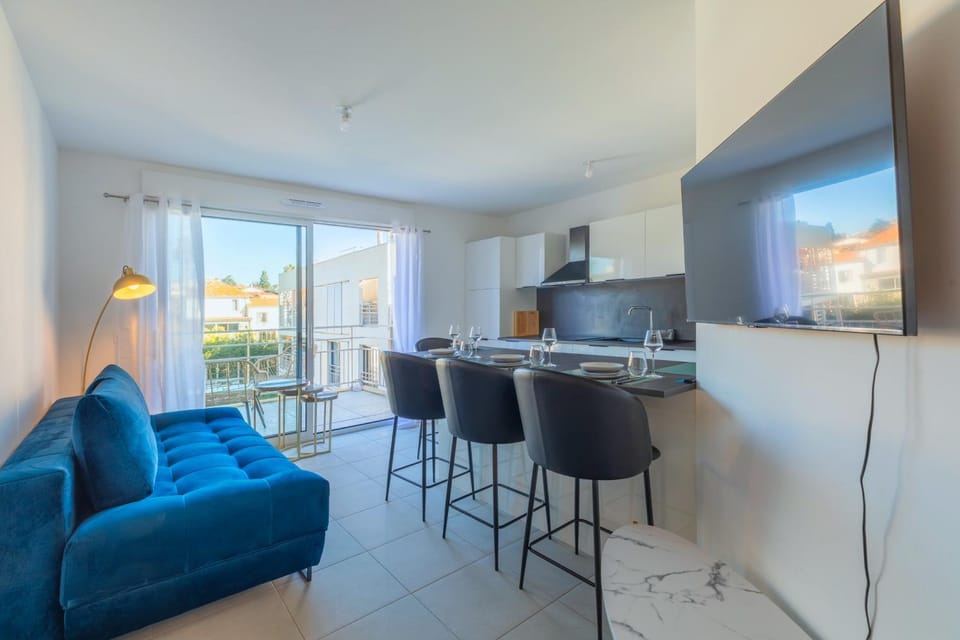 Kitchen or kitchenette, Living room, Dining area