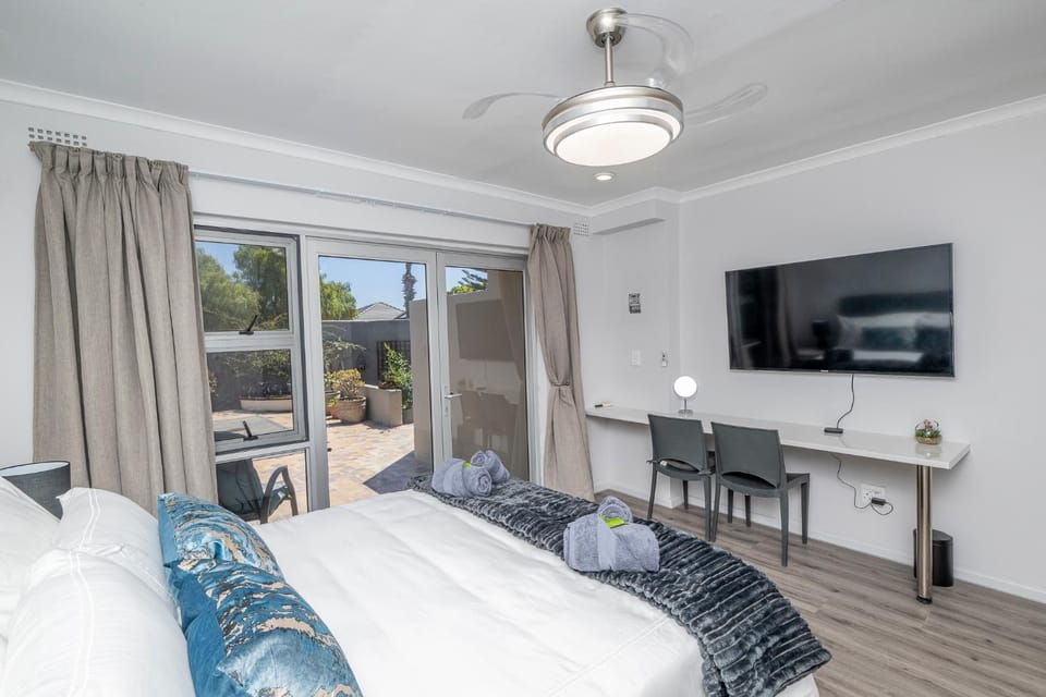 Bed, TV and multimedia, View (from property/room), Dining area, Bedroom