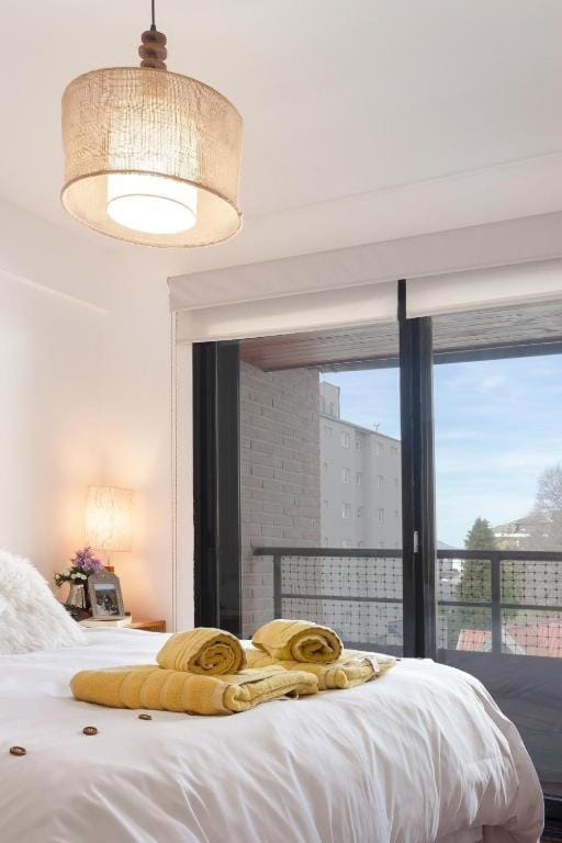 Bed, Bedroom, towels