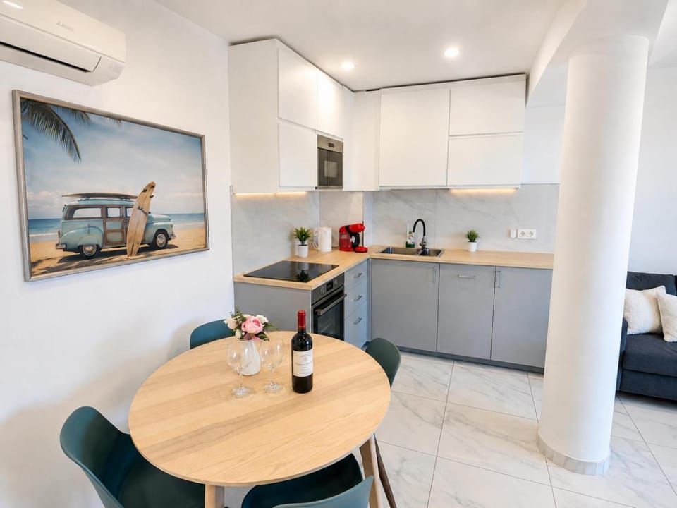 Kitchen or kitchenette, Living room, Seating area, Dining area