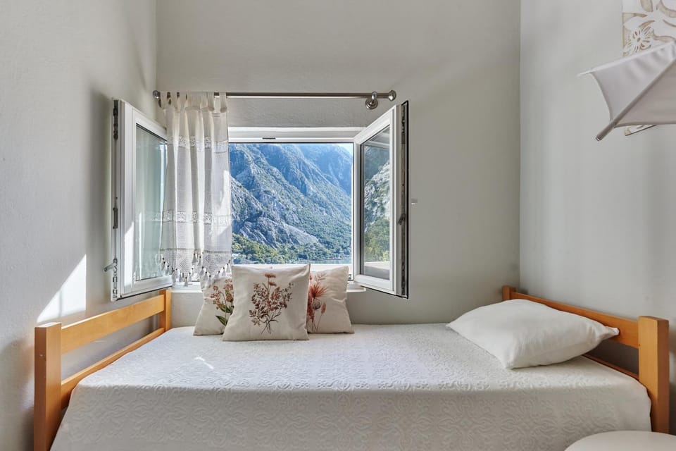 Bed, Bedroom, Mountain view