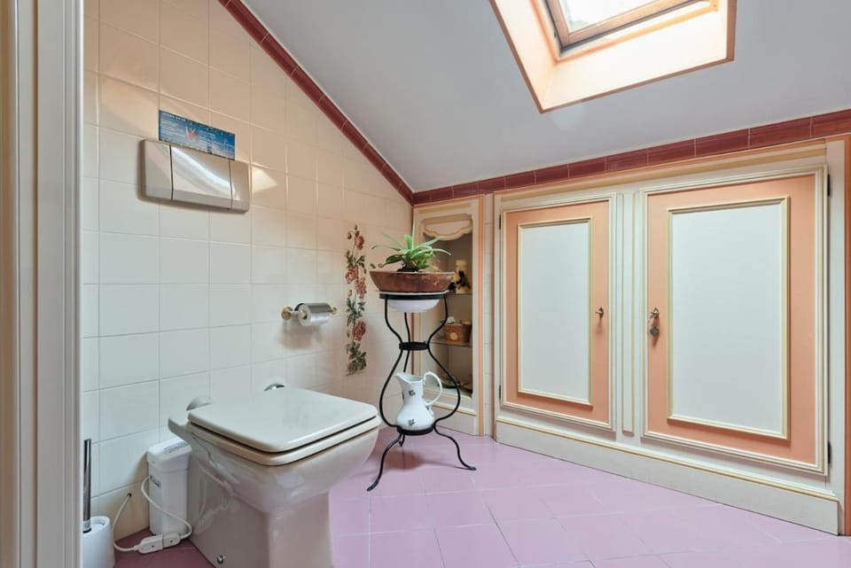 Toilet, towels