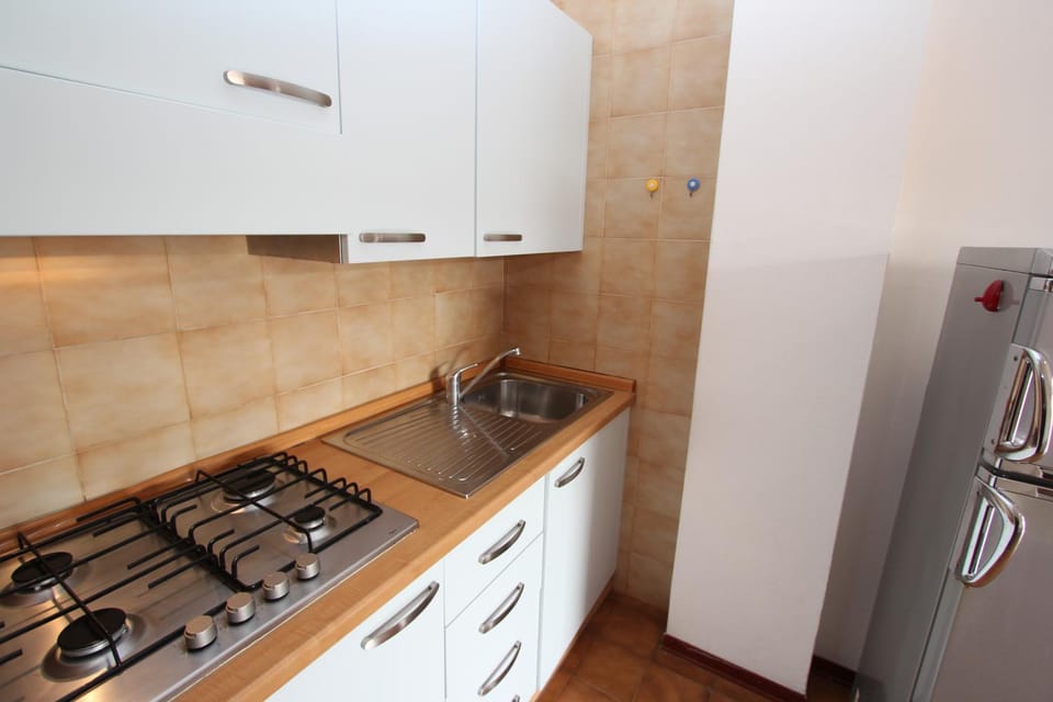 Kitchen or kitchenette, Dining area, stove
