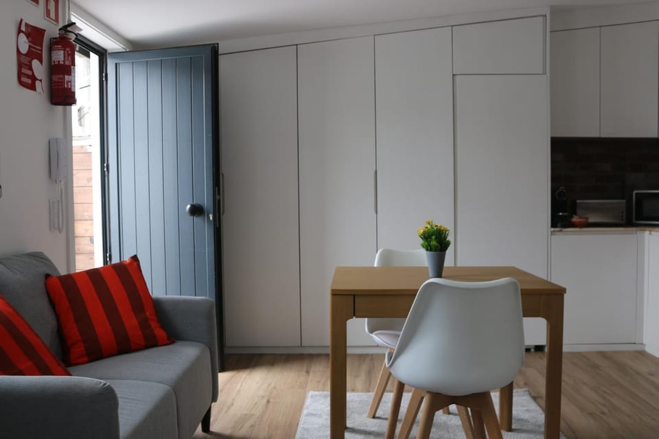 Communal lounge/ TV room, TV and multimedia, Living room, Seating area, Dining area