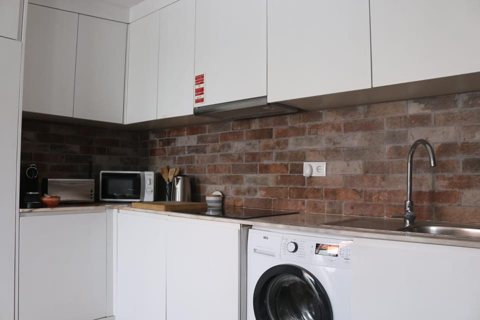 Coffee/tea facilities, Kitchen or kitchenette, stove, toaster, washing machine